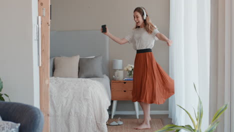 Hermosa-Mujer-Bailando-En-Casa-Divirtiéndose-Celebrando-Logros-En-El-Estilo-De-Vida-Disfrutando-De-Un-Baile-Feliz-En-Un-ático