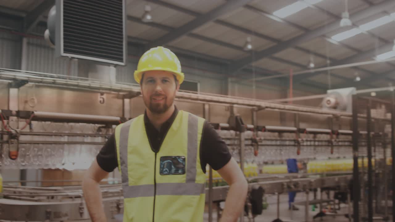 Operaio in fabbrica con le mani sui fianchi in uno stabilimento, zoom della telecamera e metriche della linea di produzione con sovrapposizione HUD