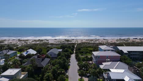 Toma-Aérea-De-Un-Dron-Que-Se-Acerca-Al-Océano-Atlántico-En-Florida