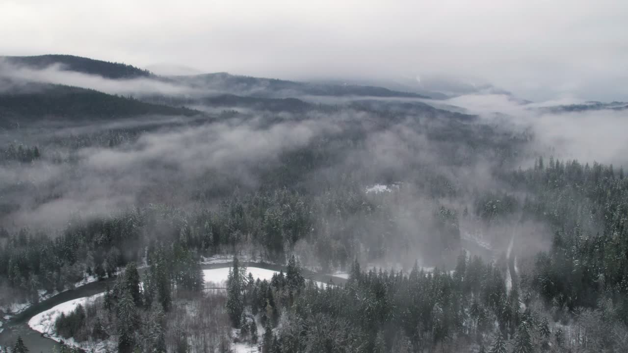 저지대 산의 안개 구름과 함께 겨울 풍경 위의 드론 하이퍼스