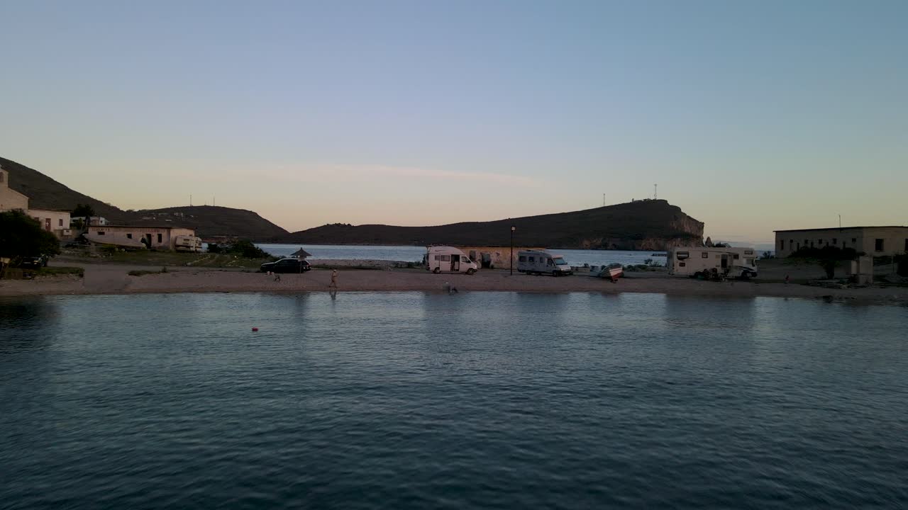 fotografía aérea sobre la playa de la riviera albanesa y cerca del castillo de porto palermo