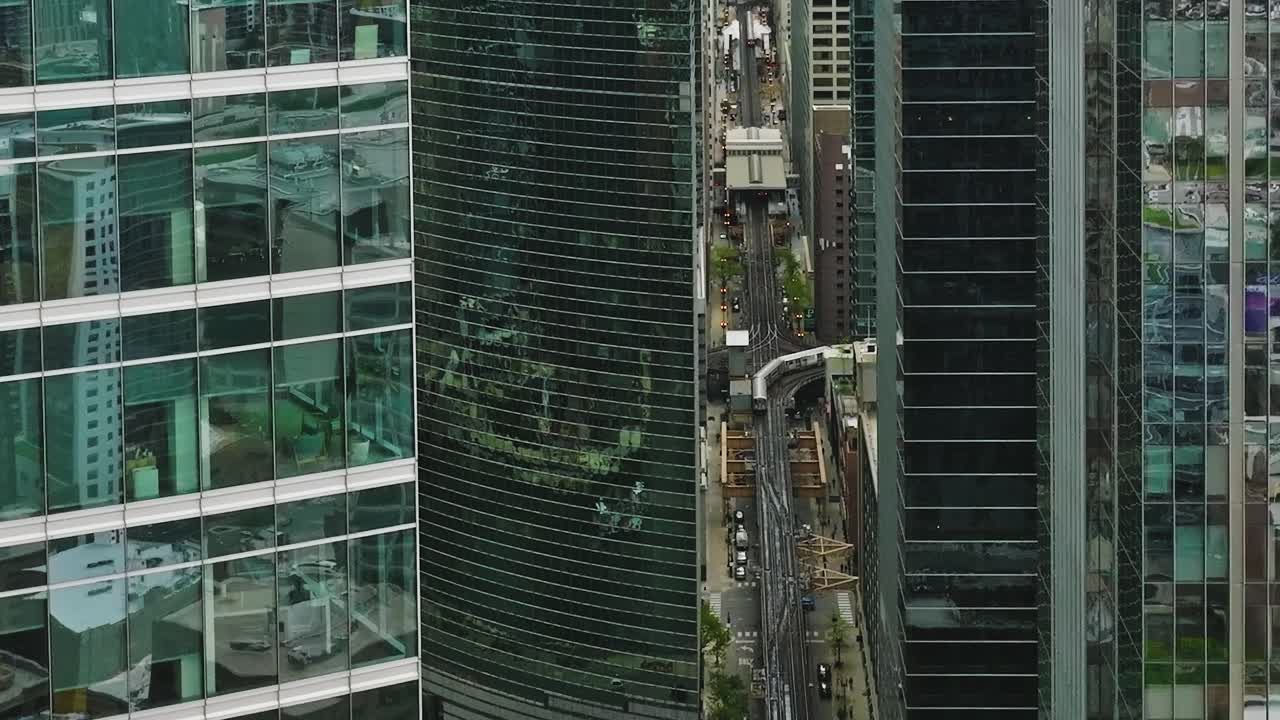 Vista aérea vertical de cruzamento de rua e faixas de pedestres da cidade