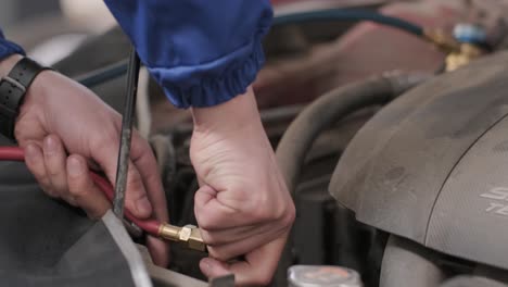 mecánico de automóviles trabajando en el motor del coche en el garaje de mecánicos. servicio de reparación.