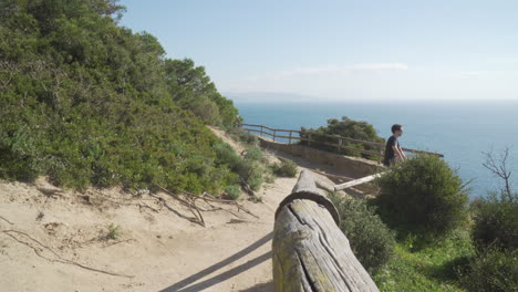 Joven-Mirando-Un-Mirador-En-Un-Gran-Acantilado-Mediterráneo-Después-De-Una-Larga-Caminata