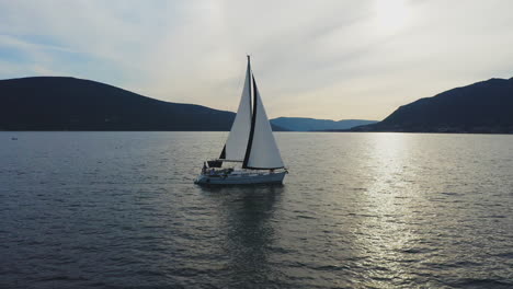 yate de vela en el océano