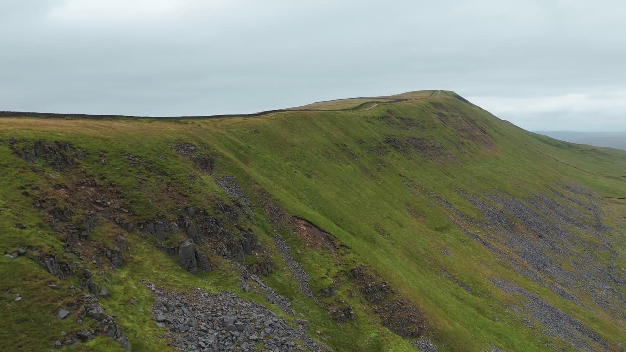 산꼭대기 의 공중 에서 볼 수 있는 모습
