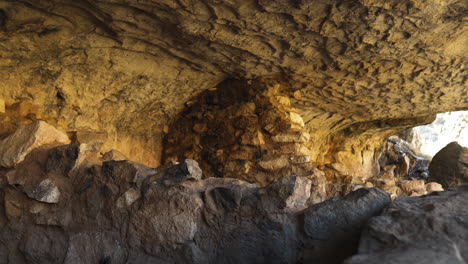 Klippenwohnungen-Der-Walnussschlucht.-Langsam-Dolly-Zurück