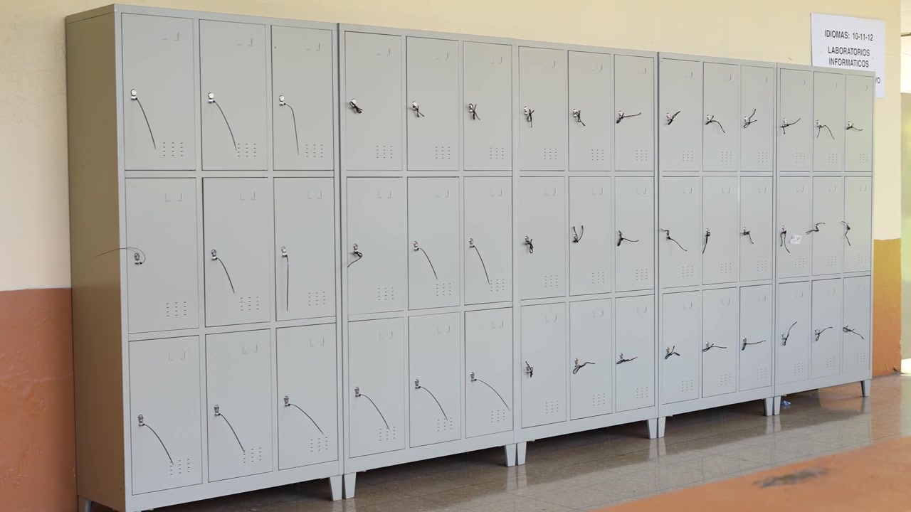 Video interior lorong dengan loker siswa di pusat pendidikan yang menampilkan organisasi sekolah, fasilitas kampus, dan lingkungan akademik