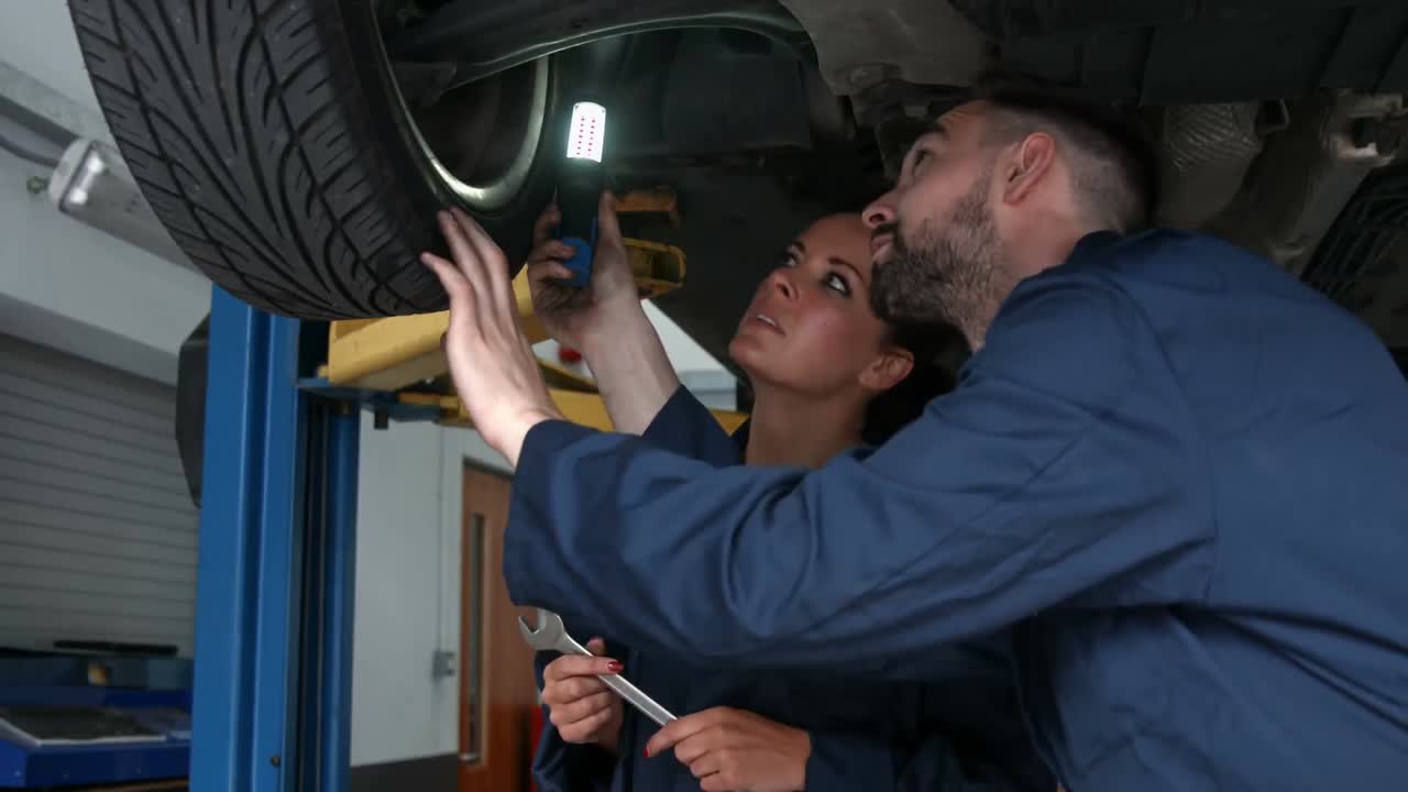 mecánicos mirando un neumático