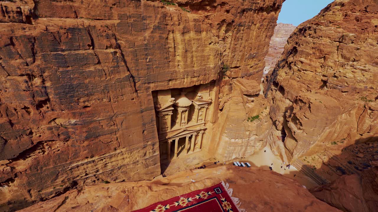 famoso patrimonio histórico de la unesco khaznet, el tesoro tallado en piedra arenisca en petra, jordania visto desde un punto de vista arriba