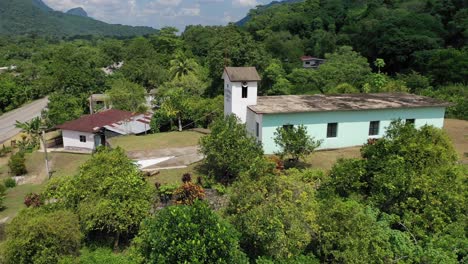 Pueblo-Ecológico-Rodeado-De-Naturaleza-Verde-Y-Bosque-Tropical