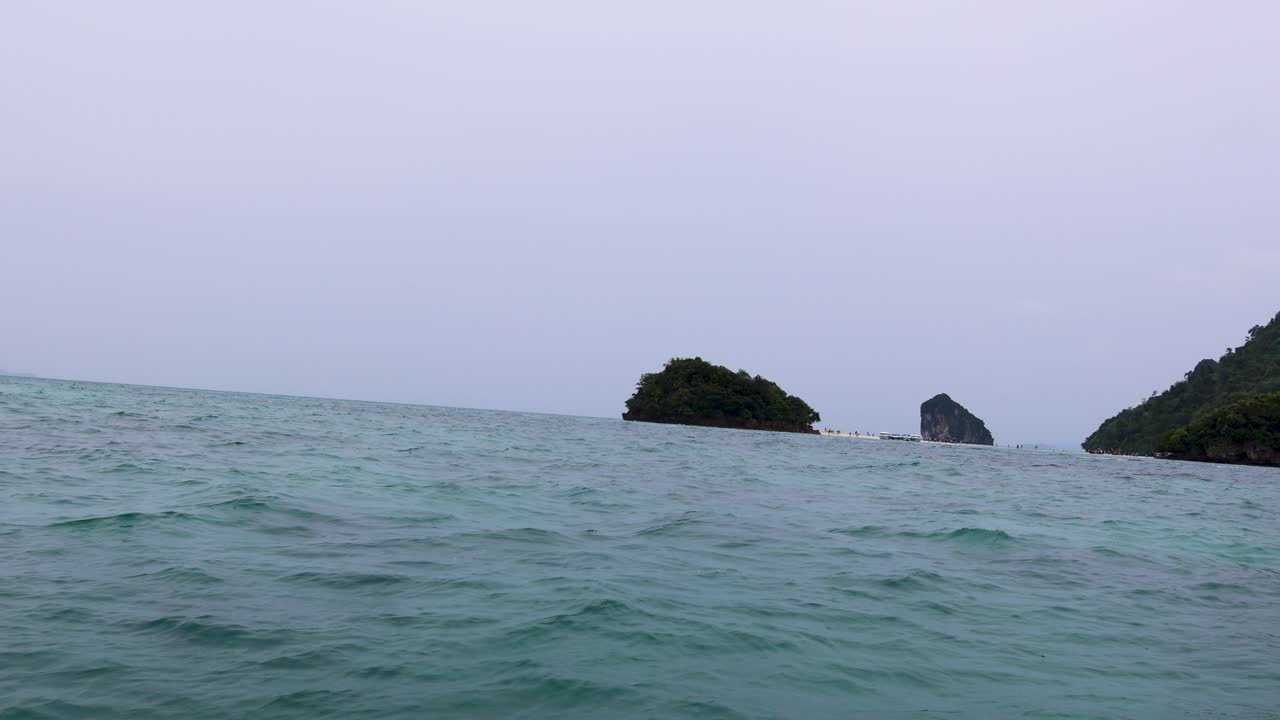 태국 크라비의 섬들을 지나가는 배