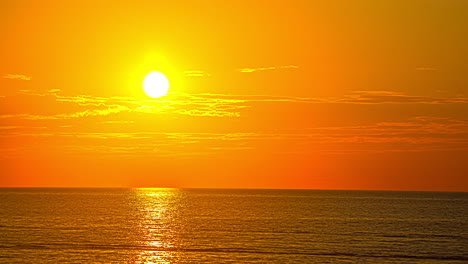 romántico cielo dorado al atardecer sobre las tranquilas aguas del océano