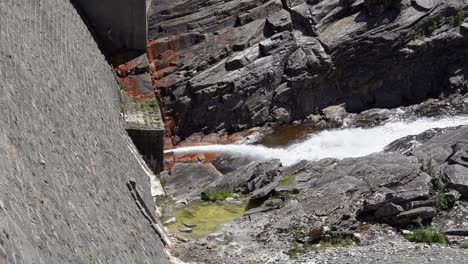 Wasserstrahl-Strömt-Aus-Dem-Auslassrohr-Am-Fuß-Des-Staudamms-Storefossen,-Norwegen