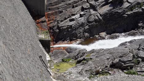 corriente de agua que fluye de la tubería de salida en la base de la presa de storefossen, noruega