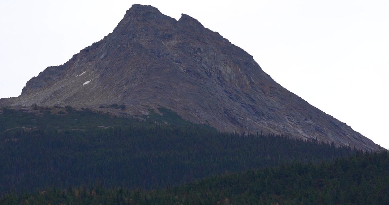 Skagway, Alaska'daki sarp kayalık dağ zirveleri.