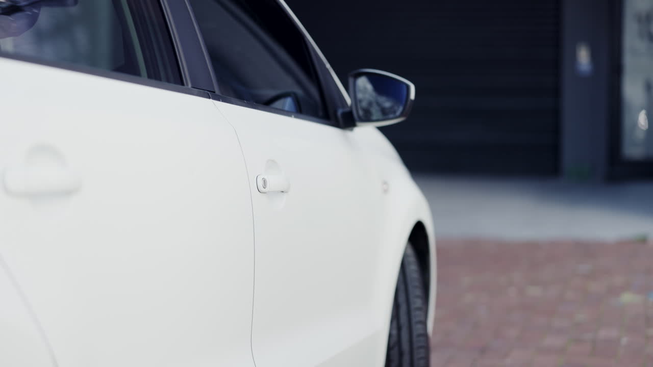 손, 차와 여자가 여행하기 위해 문을 열