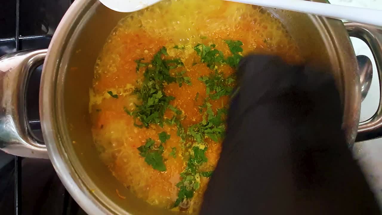sopa de zanahoria a la que se le añade perejil
