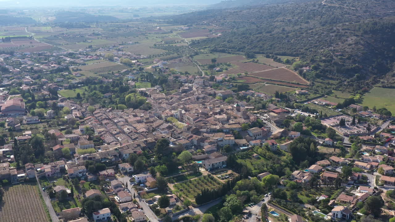 una gran vista aérea de saint-jean-de-fos un día soleado de primavera en francia