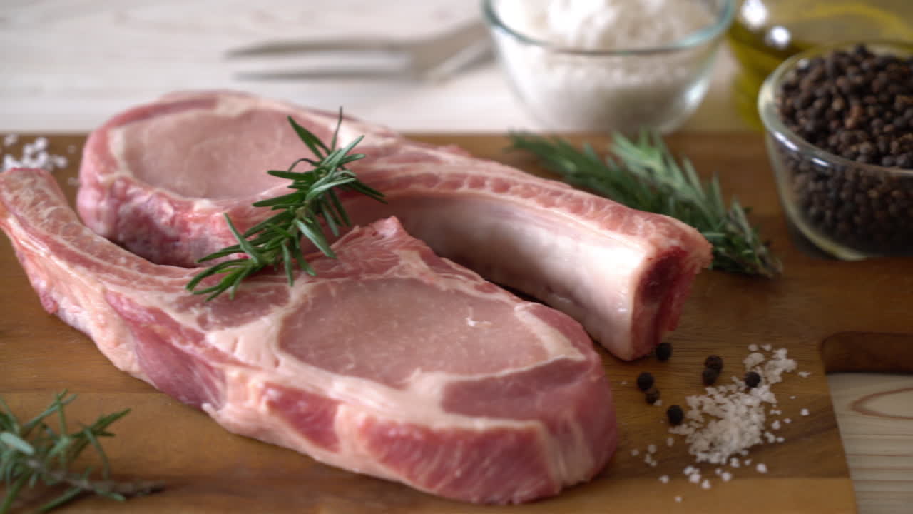 chuleta de cerdo fresca bistec crudo con ingrediente