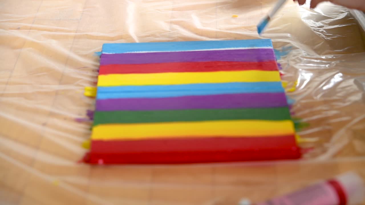 una mujer cubriendo el último trozo de lienzo sin pintar