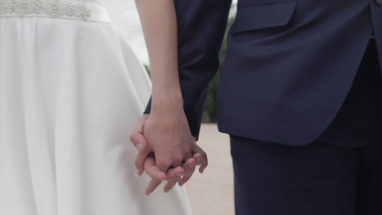 손을 잡은 커플