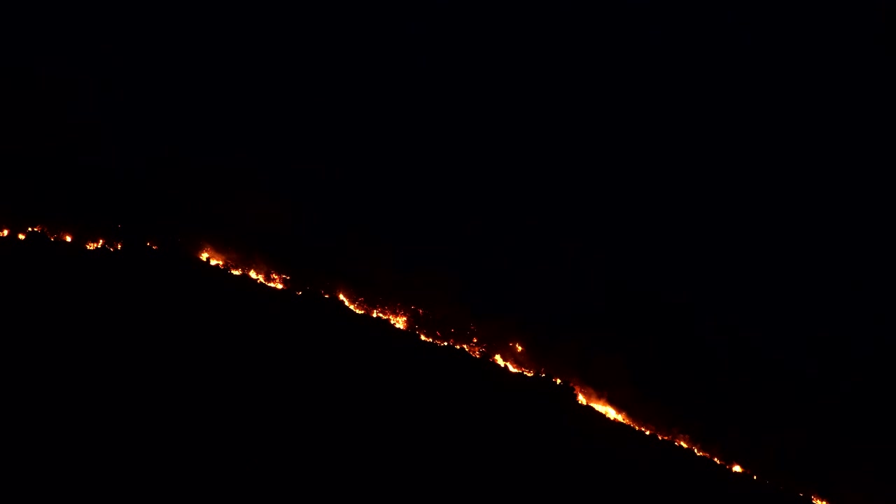 Bushfire raging along fynbos mountainside in Hemel-en-Aarde Hermanus, telephoto