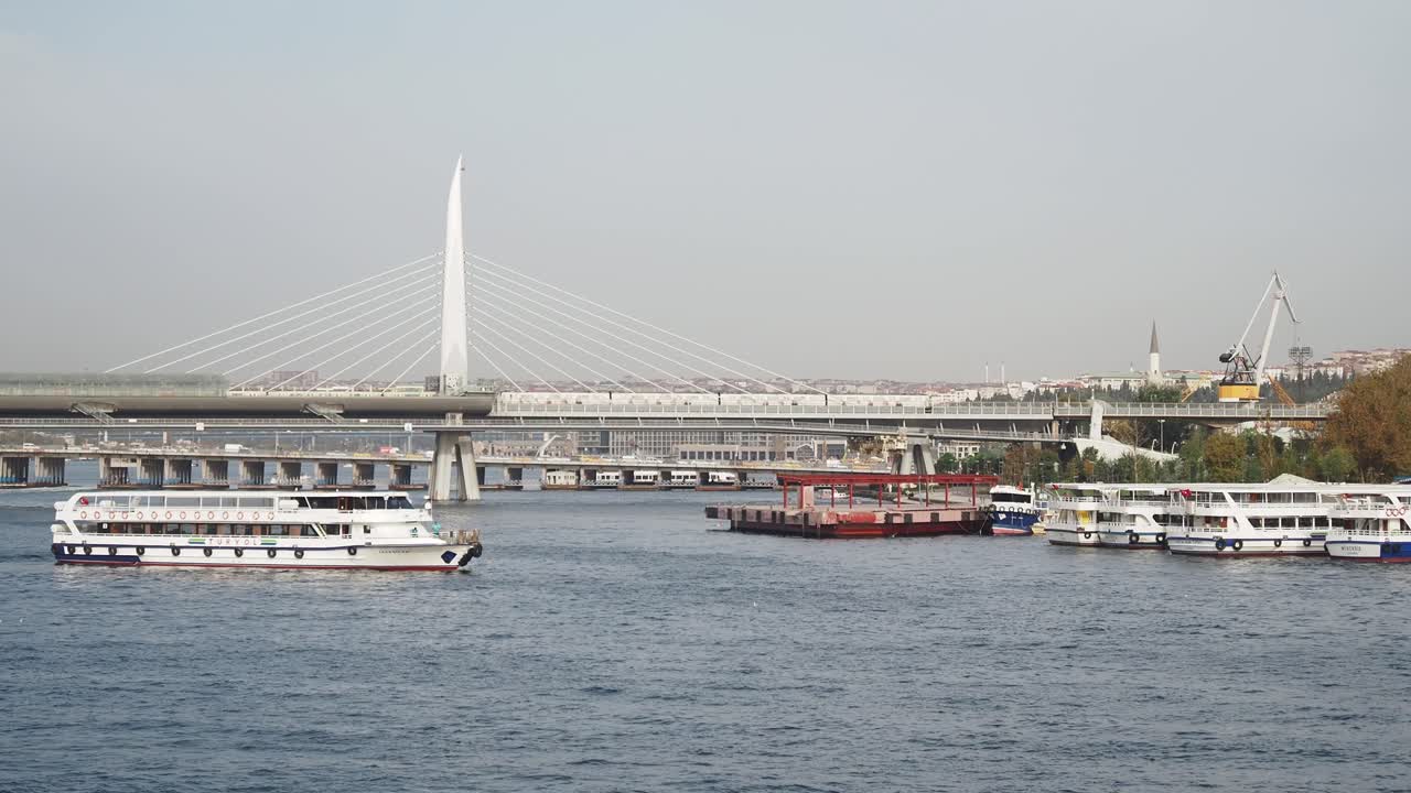 근처 에 정박 한 배 들 이 있는 물체 를 가로지르는 다리 의 전망