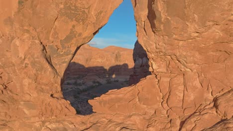 Cañones-En-El-Parque-Nacional-Arches-En-Moab,-Utah,-Estados-Unidos---Retroceso-Aéreo