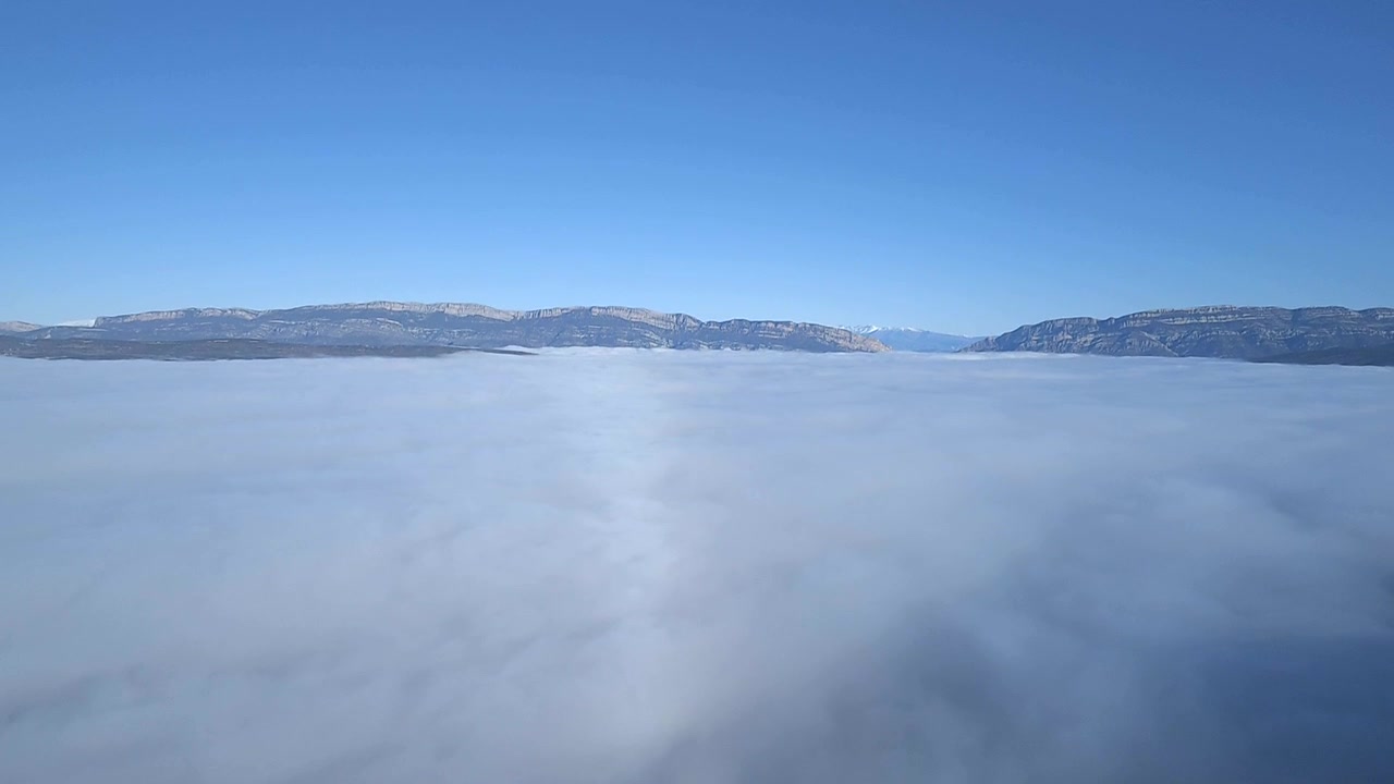 Malý let nad mořem mlhy s výhledem na Pyreneje
