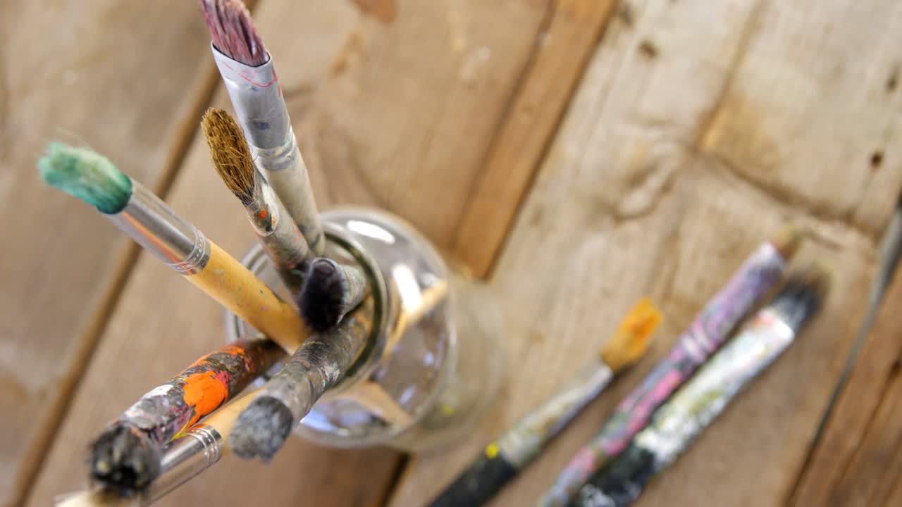 유리 용기 에 있는 여러 가지 페인트 브러시