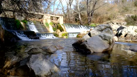 río de montaña que fluye en el bosque tropical alrededor de los pueblos de la vera en extremadura