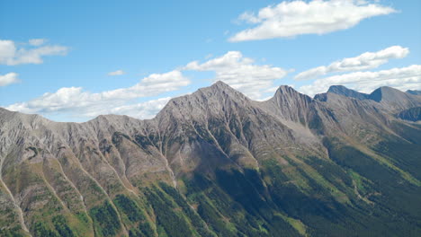 Ein-Aufregender-Helikopterflug-über-Die-Kanadischen-Rocky-Mountains,-Atemberaubende-Luftaufnahmen-Von-Schneebedeckten-Gipfeln,-Gletschern,-Flüssen-Und-Wäldern