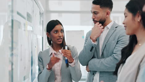 mujer de negocios, entrenando y escuchando al equipo