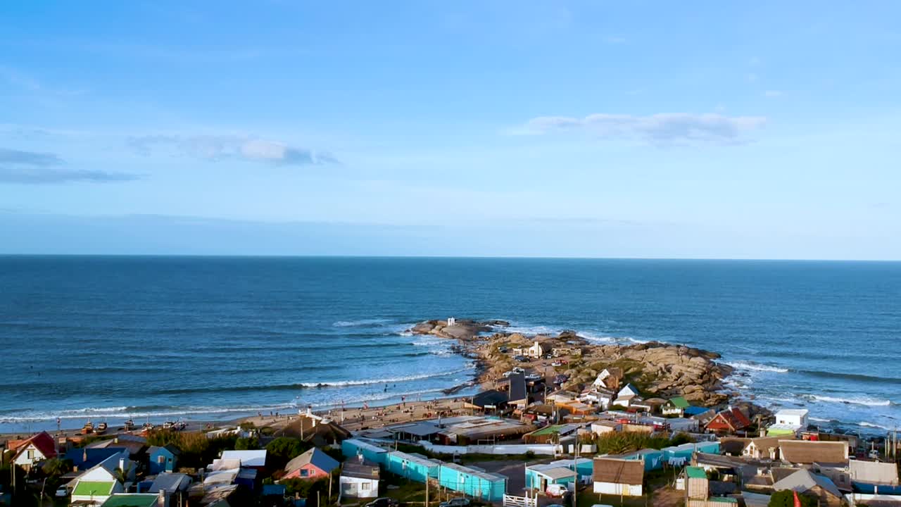 우루과이 푼타 델 디아블로의 바다 해변에서 노는 드론 모니터링 사람들