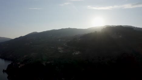 Folgen-Sie-Der-Kurve-Eines-Hügels-Entlang-Des-Flusses-Douro,-Um-Die-Atemberaubende-Landschaft-Des-Douro-Tals-Zu-Entdecken