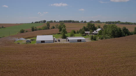 Luftaufnahme-Einer-Farm-Mit-Einem-Holzschuppen-Und-Einem-Bauernhaus-Im-Mittleren-Westen