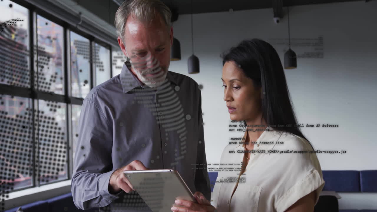 animación del mapa del mundo y procesamiento de datos sobre diversas personas de negocios en la oficina