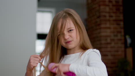 girl comb her long hair