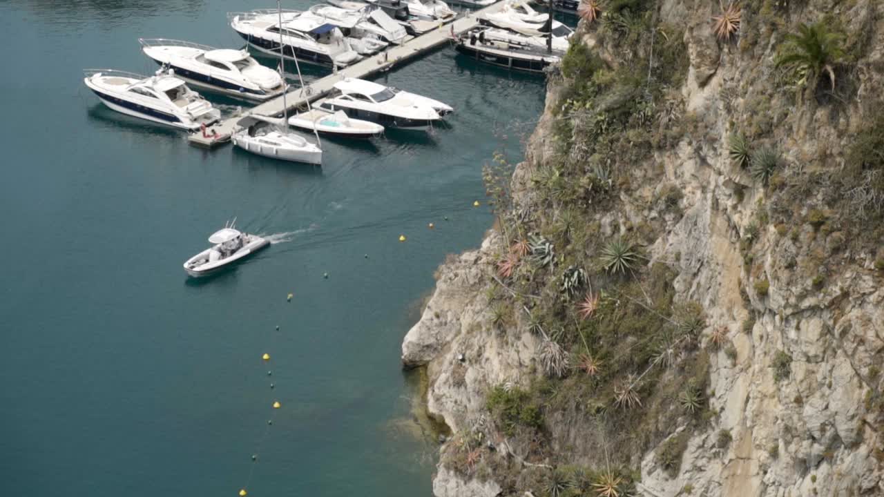 Barche di lusso in una marina costiera