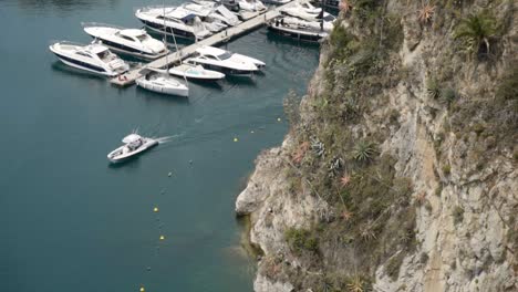 barcos de lujo en un puerto deportivo costero