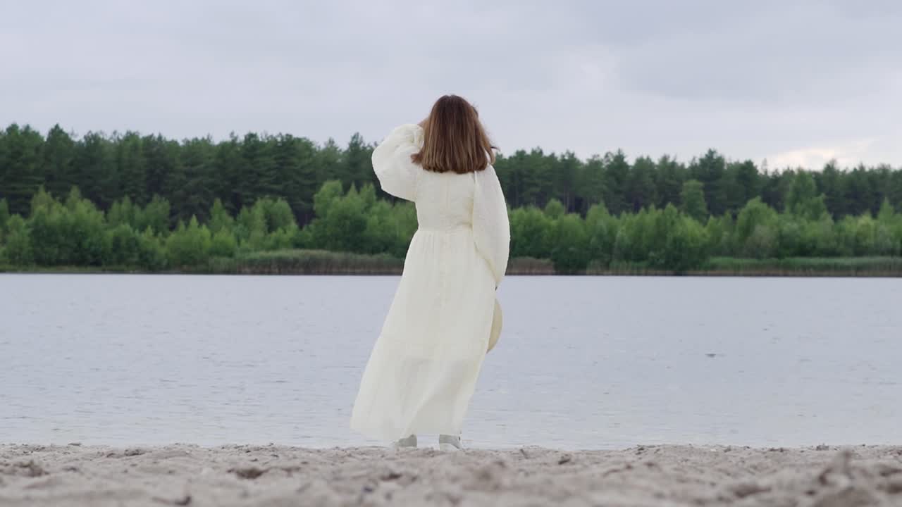 노란 드레스를 입은 아름다운 여인이 호수의 유아로 서 있다