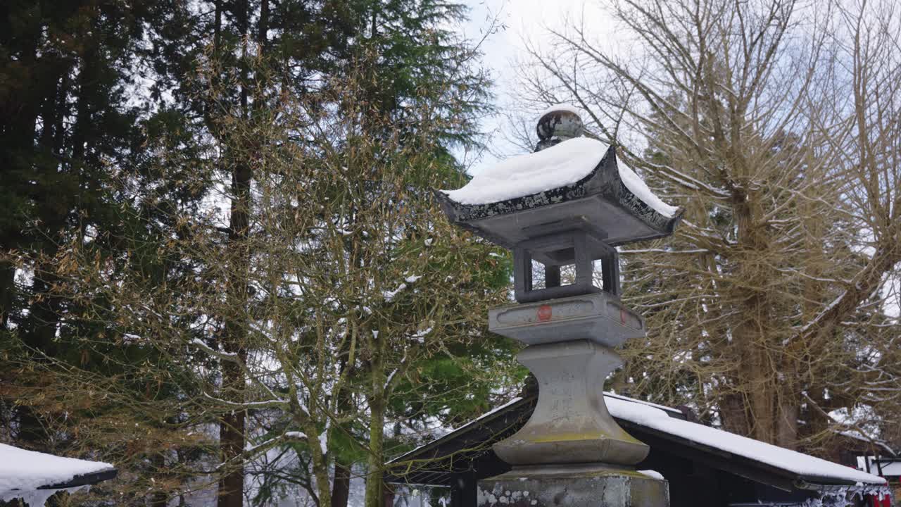 nieve en la linterna de piedra japonesa en el santuario, templo de yamadera