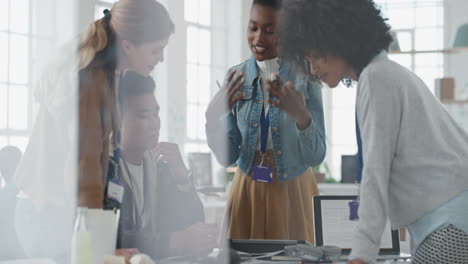 Ein-Vielfältiges-Team-Von-Geschäftsleuten-Trifft-Sich-Zum-Brainstorming-Und-Tauscht-Ideen-Für-Die-Entwicklung-Der-Startup-Projektplanung-Im-Büro-Aus