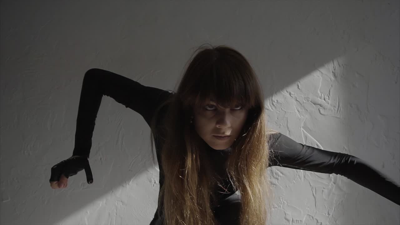 Mulher Realizando Dança Contemporânea em Estúdio
