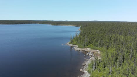 drone siguiendo la orilla de un gran lago