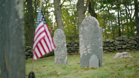 Ehren-Sie-Die-Vergangenheit-Mit-Diesem-Stockvideo,-Das-Eine-Amerikanische-Flagge-Zeigt,-Die-Sanft-Auf-Einem-Alten-Friedhof-Aus-Dem-19.-Jahrhundert-Weht