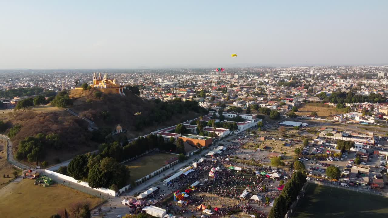vista aerea de la piramide de cholula y festival de cometas