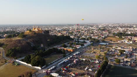 vista aerea de la piramide de cholula y festival de cometas