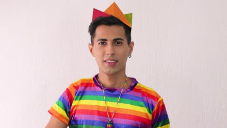 Apuesto-Hombre-Gay-Levantando-El-Puño-En-Honor-Al-Orgullo-Lgbtq